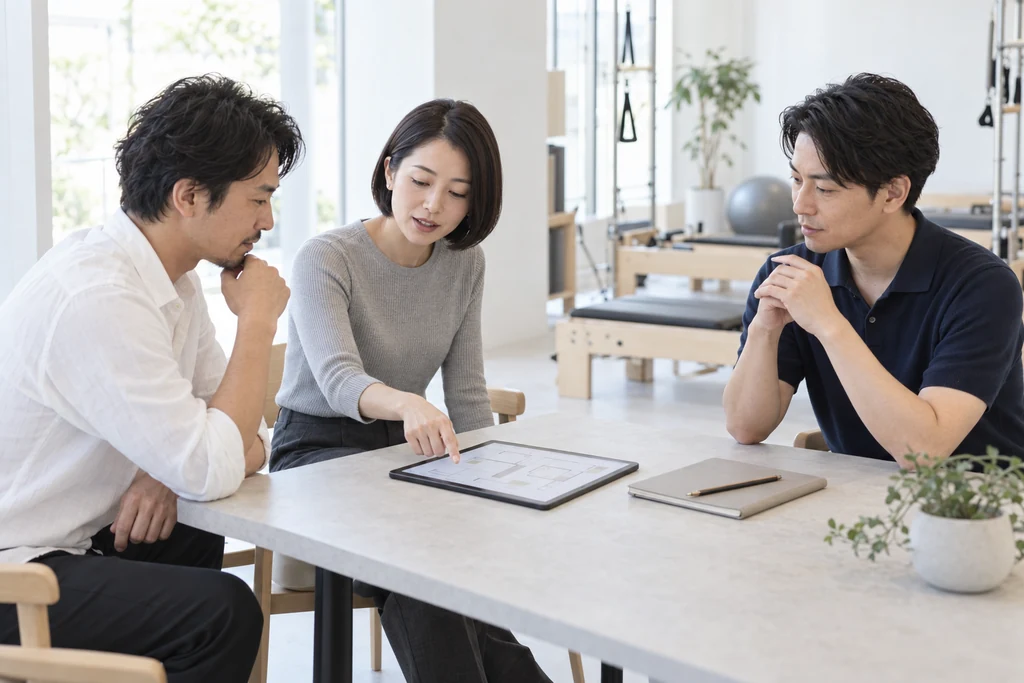 生成イメージ：3人が資料を囲んで話す、事業相談のイメージ